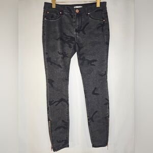love, Fire Camo print Skinny Jeans, Zipper Hem, Grey/Black Size 7 Juniors